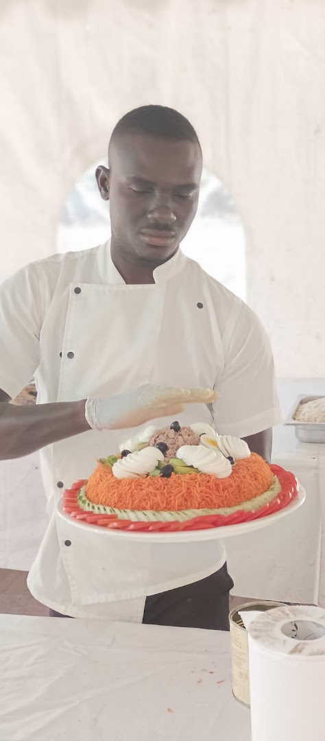 Le chef Lionel préparant un plat pour un événement